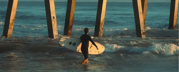 feature image of Juno Beach or Jupiter Inlet Colony: Two Ways to Live on the Sand