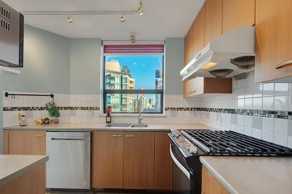 4505 Hazel ST #1302, Burnaby, BC V5H 4T1