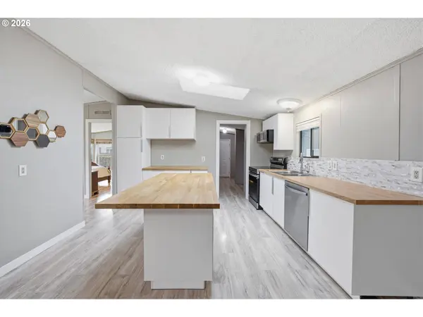 301 E COLUMBIA DR #7, Newberg, OR 97132