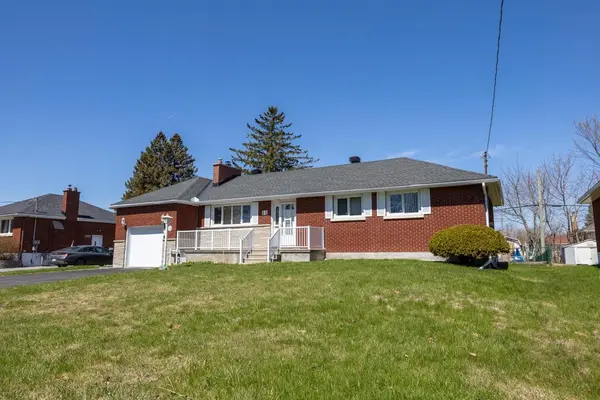 11 Donna St, Ottawa, ON K2G 2V5