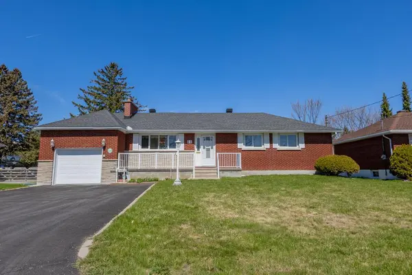 11 Donna St, Ottawa, ON K2G 2V5