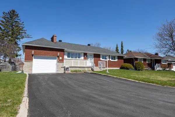 11 Donna St, Ottawa, ON K2G 2V5