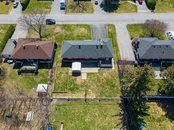 11 Donna St, Ottawa, ON K2G 2V5