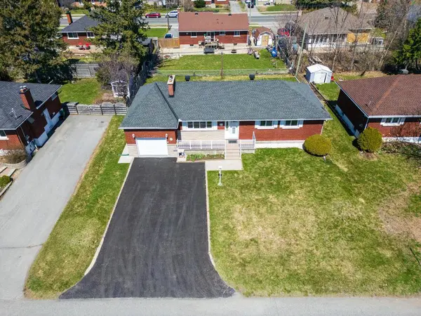 11 Donna St, Ottawa, ON K2G 2V5