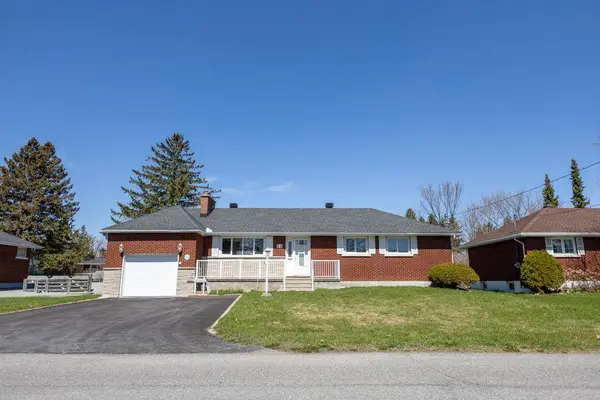 11 Donna St, Ottawa, ON K2G 2V5