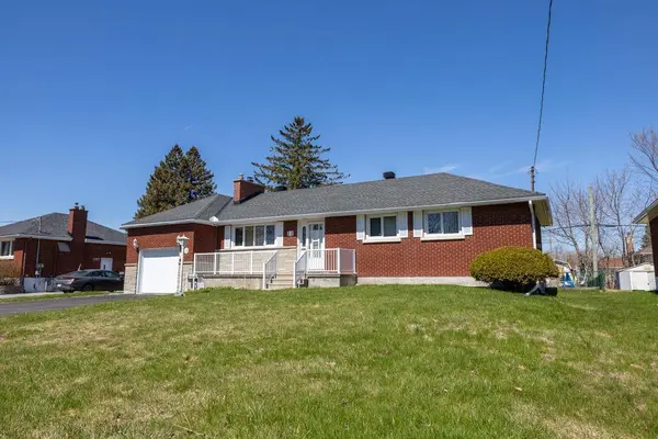 11 Donna St, Ottawa, ON K2G 2V5