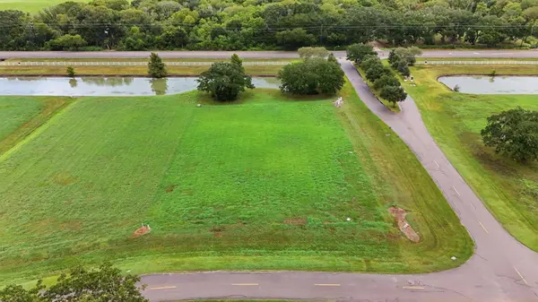 102 Lakeland CIR, Rosharon, TX 77583