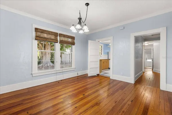 57 S TROWELL AVE, Umatilla, FL 32784