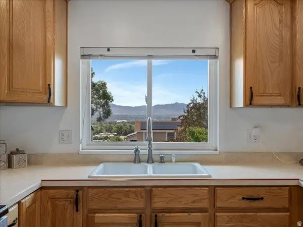 9135 S MORNINGVIEW DR E, Sandy, UT 84094