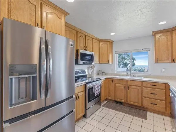 9135 S MORNINGVIEW DR E, Sandy, UT 84094