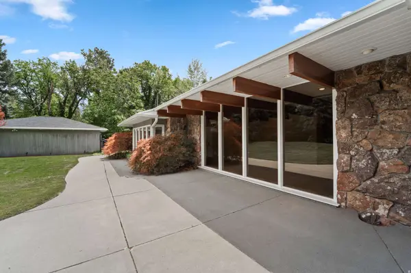 2185 E APPLEWOOD AVE S, Holladay, UT 84121