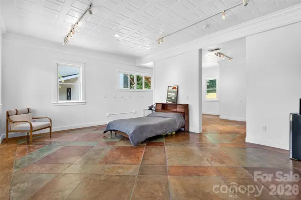626 Old Lytle Cove RD, Swannanoa, NC 28778