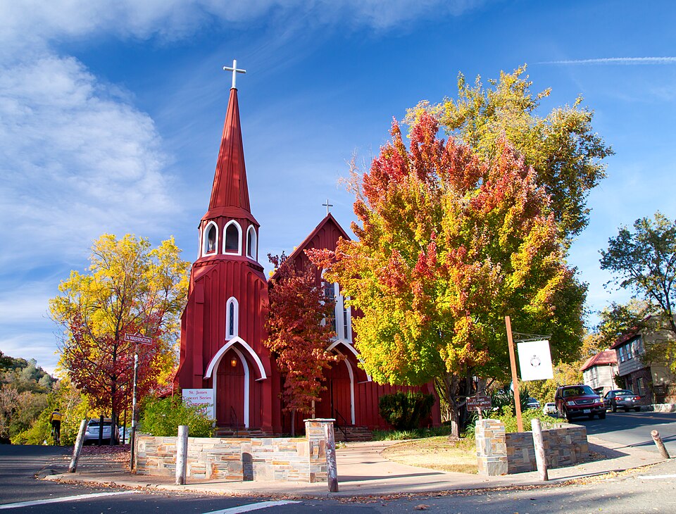 St._James_Episcopal_Church_in_autumn_01