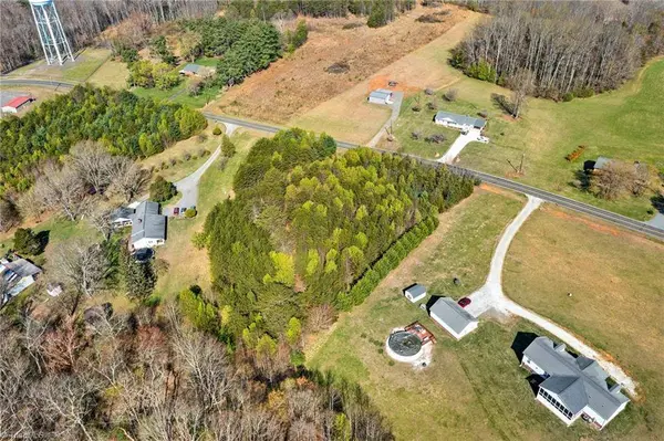 000 Holly Springs RD, Mount Airy, NC 27030