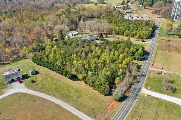 000 Holly Springs RD, Mount Airy, NC 27030