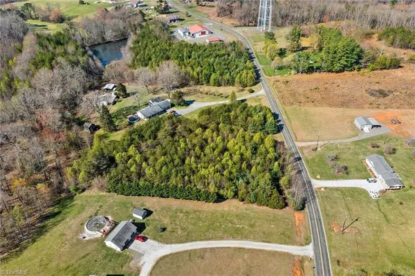 000 Holly Springs RD, Mount Airy, NC 27030