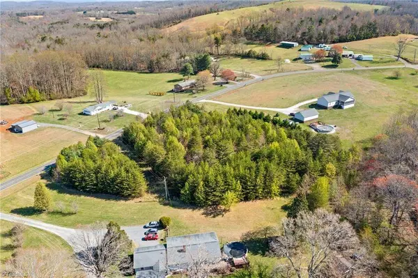 000 Holly Springs RD, Mount Airy, NC 27030