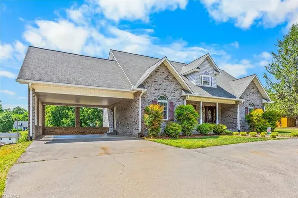 1004 Briarcliff RD, Yadkinville, NC 27055