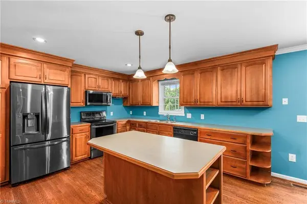 1004 Briarcliff RD, Yadkinville, NC 27055