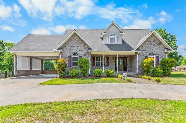 1004 Briarcliff RD, Yadkinville, NC 27055