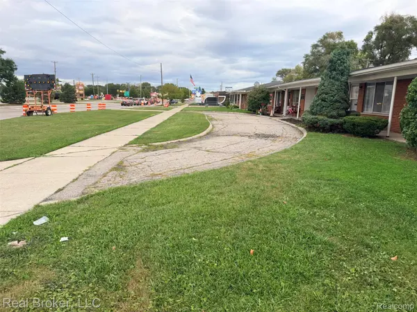 22444 KELLY RD #11, Eastpointe, MI 48021
