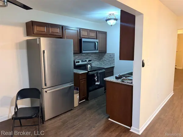 22444 KELLY RD #11, Eastpointe, MI 48021