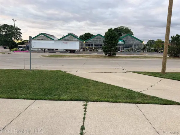 22444 KELLY RD #11, Eastpointe, MI 48021
