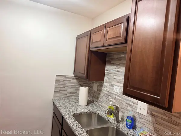 22444 KELLY RD #11, Eastpointe, MI 48021