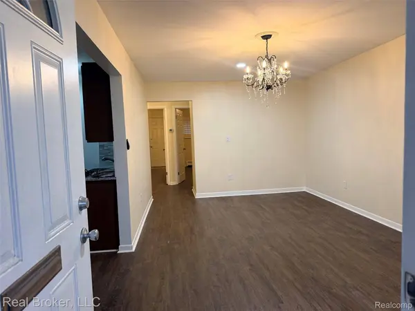 22444 KELLY RD #11, Eastpointe, MI 48021
