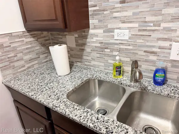 22444 KELLY RD #11, Eastpointe, MI 48021