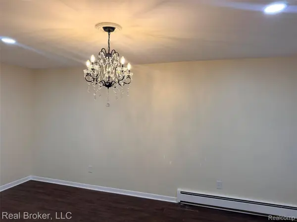 22444 KELLY RD #11, Eastpointe, MI 48021