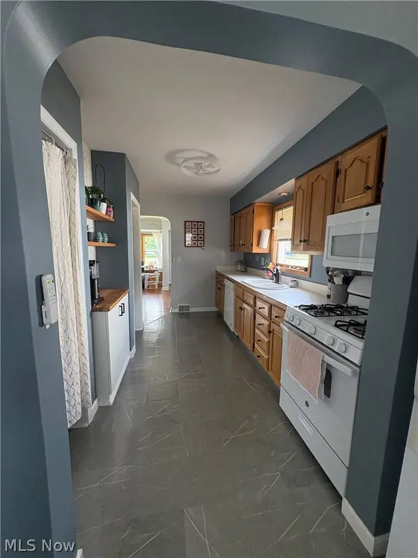246 Hilliard RD, Elyria, OH 44035