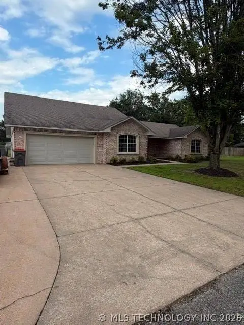 827 Chatsworth DR, Grove, OK 74344