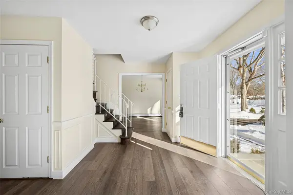 17 Montclair ST, Port Jefferson Station, NY 11776