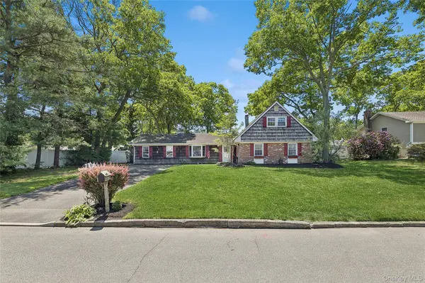 45 Winside LN, Coram, NY 11727