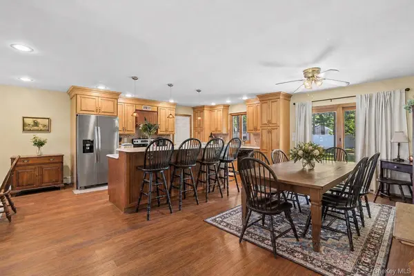 45 Winside LN, Coram, NY 11727