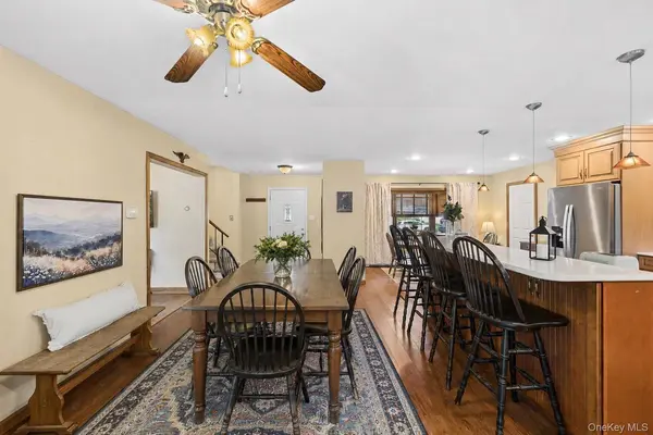 45 Winside LN, Coram, NY 11727