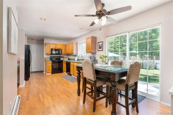 4 Redbud CT, Middle Island, NY 11953
