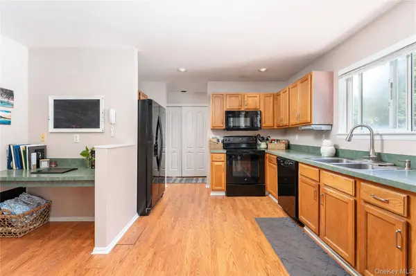 4 Redbud CT, Middle Island, NY 11953