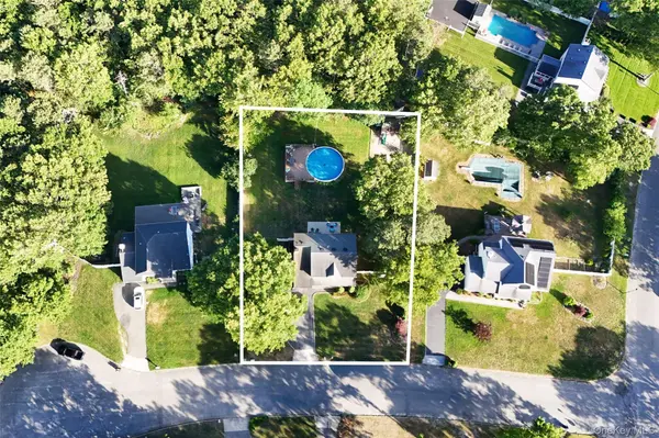 4 Redbud CT, Middle Island, NY 11953