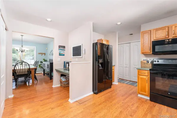 4 Redbud CT, Middle Island, NY 11953