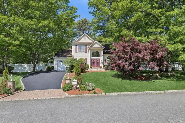 16 Winterberry DR, Middle Island, NY 11953