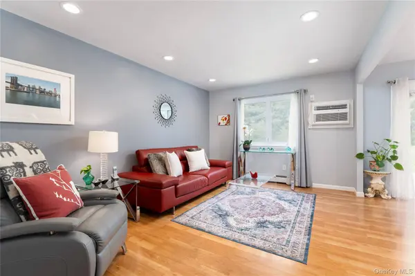 4 Shelley CT, Middle Island, NY 11953