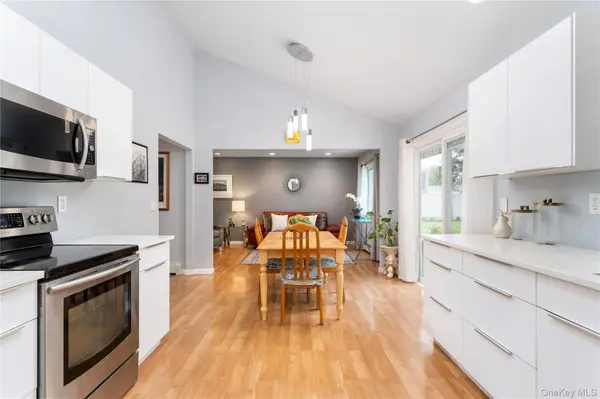 4 Shelley CT, Middle Island, NY 11953