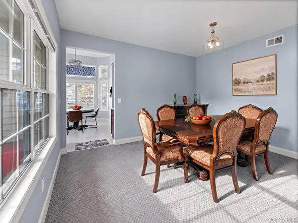 120 Kettles LN, Medford, NY 11763