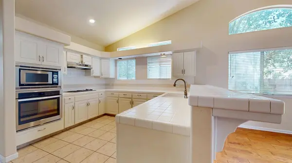 2050 E Fox Glen DR, Fresno, CA 93730