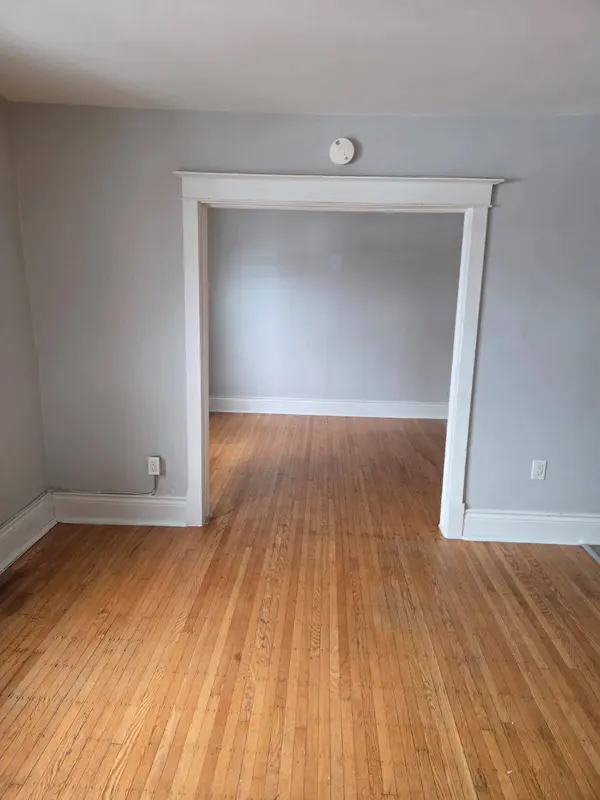 985 Main ST E #5, Hamilton, ON L8M 1N3