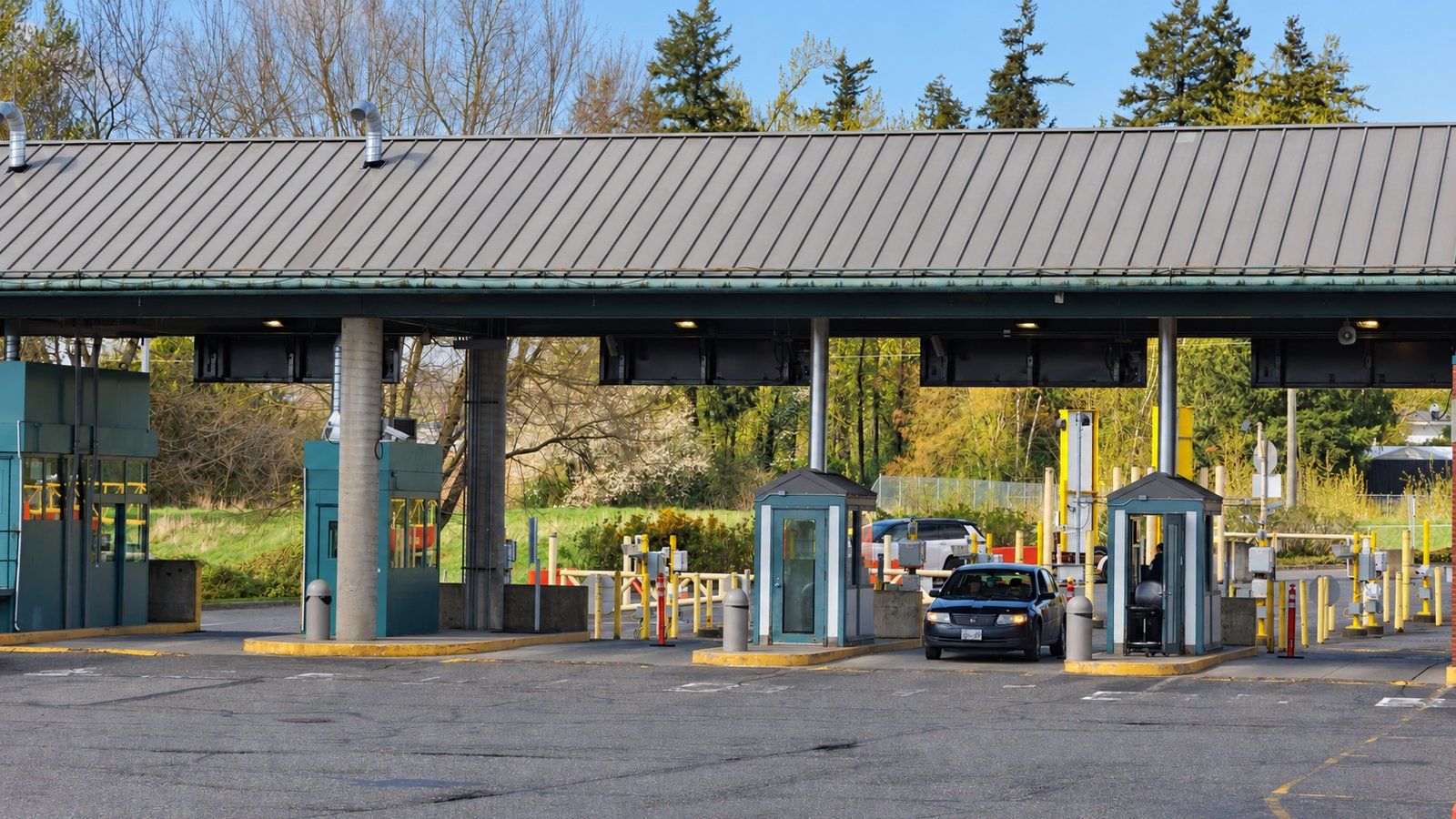 Inspection booths and canopy at the Lynden–Aldergrove border crossing north of Lynden, Washington.