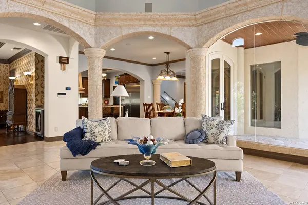 2 Belcourt Pl, San Antonio, TX 78257