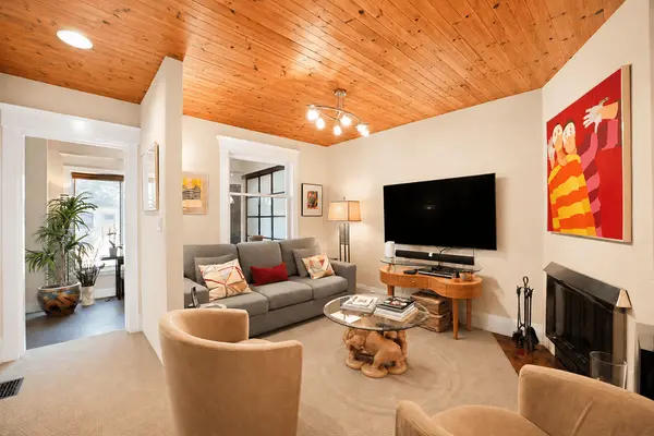 379 Davisville Ave., Toronto, ON M4S 1H4